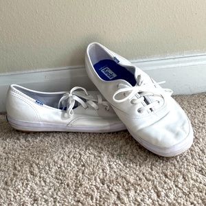 gently worn & free of any rips, or odors. Minimal stains on outside